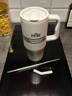 Limited edition max termos/mugg - MAX-mugg med texten 'Happiness Inside', ett metalliskt sugrör och ett vitt böjt plaströr. LIMITED EDITION! Aldrig använd!