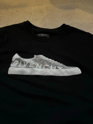 Givenchy tröja  - Säljer en snygg och sällsynt sweatshirt ifrån givenchy. Den är såklart äkta och den är använd fåtal gånger. Inga tecken på användning(10/10). Hör av dig vid frågor 