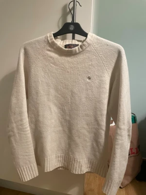 Sällsynt Morris stickad tröja - Köpte på Vinted men var tyvärr för liten så säljer vidare den. Sista bilden visar ett litet hål på baksidan i armhålan som den förra säljaren inte sa något om.