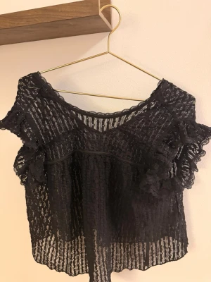 Topp från NELLY  - En fin topp som passar alla fina tillfällen! 