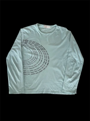 Baby blå longsleeve från Yves Saint Laurent - Perfect fit and very good condition Selling a rare vintage Yves Saint Laurent baby blue long sleeve.  Originally bought from London in the 2000s  Beautiful baby blue color Size tag says XL but fits like S ( check measurments )  Great add to your closet 👌 Fast shipping 📦 Measurments: Full length 64cm Armpit width 54cm Shoulder width 48cm 