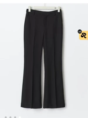 Kostymbyxor  - Sömmen längst ner på byxorna har gått upp inget man ser egentligen men blir väldigt långa på mig därav säljer jag. Går att sy själv om man vill