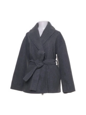 Grå omlottkappa med bälte - Stilren grå kappa i omlottmodell med brett bälte i midjan. Kappan har en mjuk känsla och bred krage, perfekt för kyliga dagar. Passar dig som gillar en klassisk och enkel look. Gina premium quality 