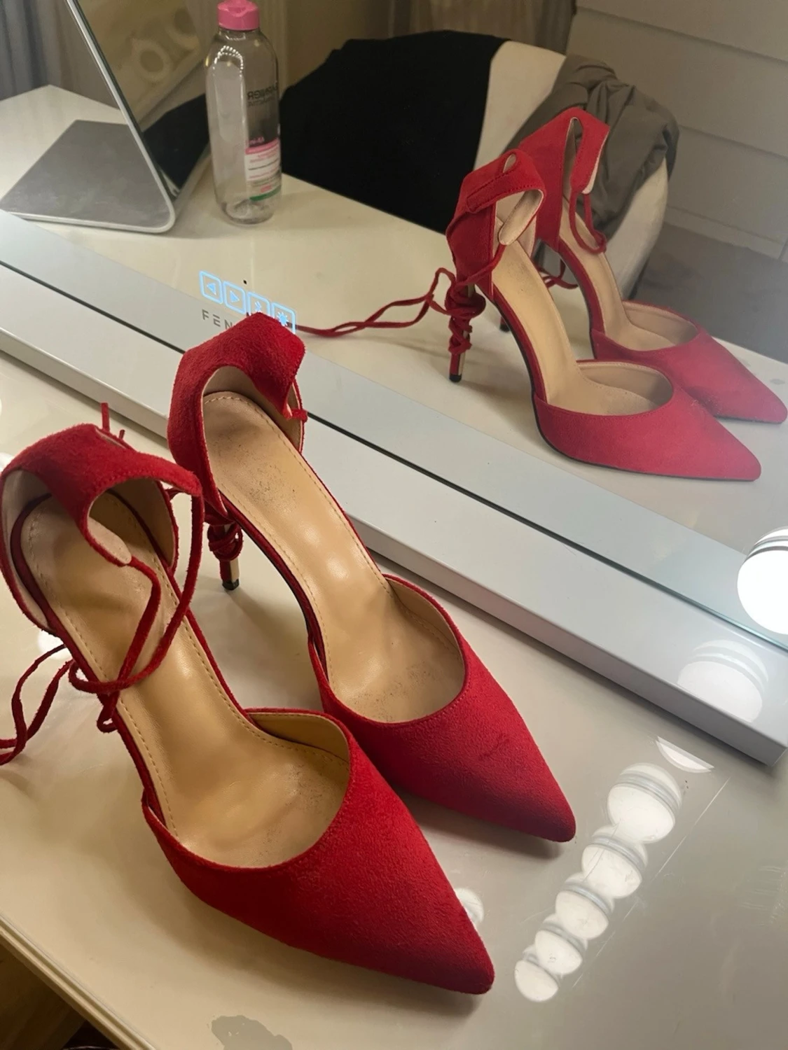 Röda spetsiga pumps med snörning - 3