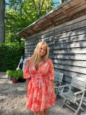 Klänning - Säljer denna snygga klänning, endast andvänd 1 gång! 