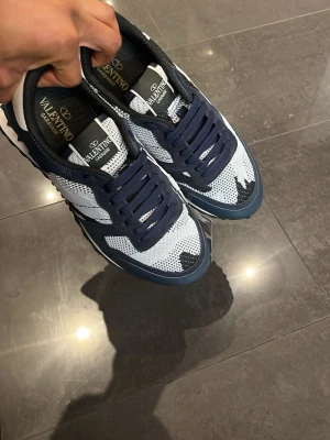 Valentino Garavani sneakers blå/vit - Fräscha rockrunners använda några gånger nypris ca 6000 kr säljer för mer än hälften. 28 cm utsidan 26 cm insidan kom med bud!!! Box medkommer ej endast Dustbag 