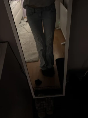 Ljusblå bootcut jeans - Snygga ljusblå jeans med bootcut passform och klassisk femficksdesign. Jeansen har en hög midja och är tillverkade i ett mjukt denimtyg som ger en skön känsla. Perfekta för dig som gillar en avslappnad men trendig stil.