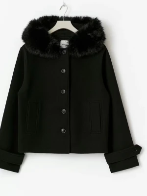 Svart pälsjacka med fuskpäls - Stilren svart pälsjacka med krage i mjuk fuskpäls och raka ärmar. Jackan har knappar framtill och två fickor. Perfekt för kalla dagar när du vill vara både varm och snygg.