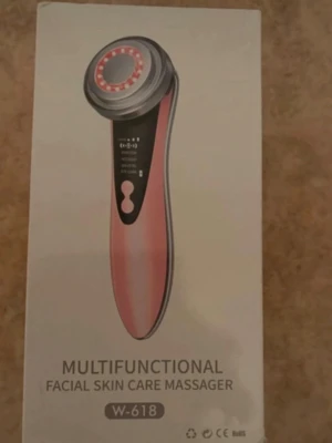 Multifunktionell ansiktsmassager W-618 - Multifunktionell ansiktsmassager W-618 i rosa och silver. Hudvårdsapparat som bl.a. har anti-aging egenskaper, lugnar och stramar upp huden. Rengöring för ansiktet om du använder rengöringsprodukt för ansiktet, så sätter du det i ansiktet och använder denna sen. Så rengörs huden mer på djupet. Förhindrar och förbättrar porer. Hjälper till med hudens collagen. Effekt mot mörka ringar under ögonen mm.
