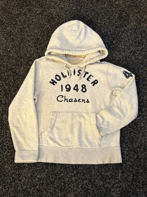 Hollister hoodie-sällsynt  - Säljer nu denna sjukt eftertraktade Hollister hoodie. Mycket fin hoodie i skick 7/10. Väldigt populär modell och perfekt för säsongen. Obs några få fläckar!  • Perfekt till kyligare dagar • Skön passform, lätt att styla • Vintage / Y2K-inspirerad – sällsynt och eftertraktad • Passar både vardag och layering  📏 Storlek: L 📦 Skickas omgående 💬 Pris kan diskuteras vid snabb och smidig affär