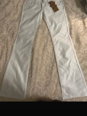 Vita bootcut jeans  - Snygga vita jeans