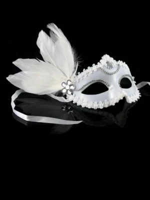 Vit maskeradmask med fjädrar - Elegant vit maskeradmask dekorerad med vita fjädrar, pärlor och blommönster. Masken har band för att knyta runt huvudet och glänsande detaljer längs kanterna. Perfekt för maskerad eller cosplay.