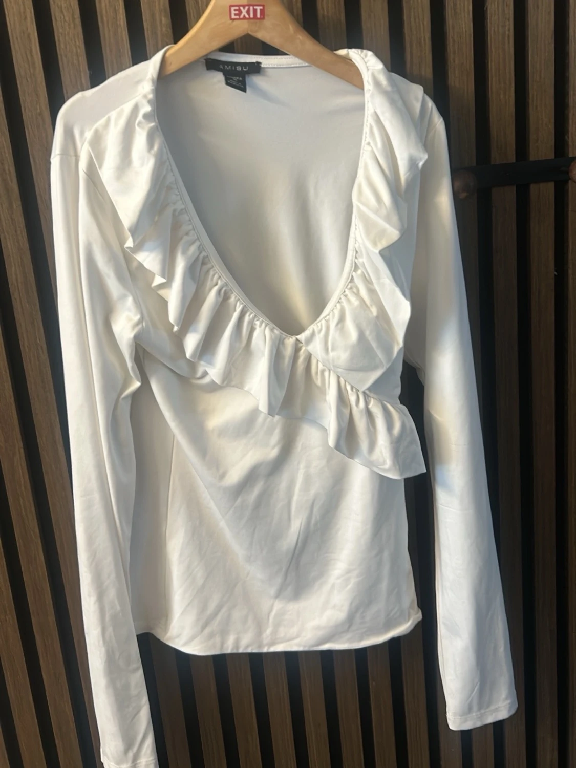 Vit långärmad topp med volang