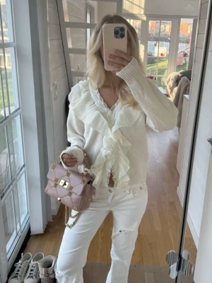 Kofta  - Sååå söt kofta med volanger. Använd fåtals gånger så i nyskick💓💓💓storlek onesize men jag brukar ha xs så den passar xs och säkert s