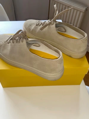 Doucal’s Sneakers stl. 44 - Säljer ett par Doucal's sneakers. Skorna är oanvända. Nypris 3999kr, äkta kalvmocka.