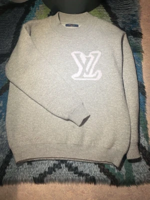Louis tröja  - Fett tröja från lv nytt skick har haft den några gånger men är lite stor. Jag är ca 170 och sitter lite stort på mig💪🏽 skriv om ni har frågor, pris kan diskuteras vid snabb affär 
