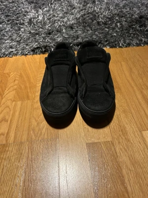 Axel Arigaro lacless hel svarta  - tja, säljer dessa snygga axel arigato skor lacless MOCKA, inga skador alls behövs bara tvättas lite granna, skick 9/10! Pris kan diskuteras vid snabb affär😁