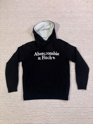 Abercrombie & Fitch Hoodie - Snygg stilren hoodie från Abercrombie. Storlek S - True to size. Färg-Svart.  Hör av dig vid minsta fundering!
