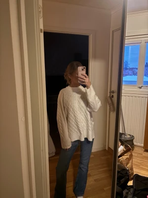 Vit kabelstickad tröja - Mysig vit stickad tröja, varm och gosig under vintern.