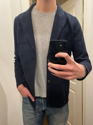 John Henric Overshirt - Säljer en marinblå overshirt/kavaj i 100% bomull. Passar bra under varma vårdagar. 