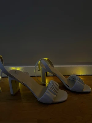 Klackskor  - Ett par jättefina klackskor som endast använts 1-2 gånger! 