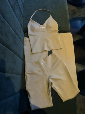  DFYNE X Hannah p limited edition - Slutsålt på hemsidan! (Se äktahetsbevis på de två sista bilderna!! Super skönt material använts max 3ggr! Storlek i topp XS, storlek i byxor S regular 🤍Färg Oat. Passar perfekt till yoga och träning 🧘🏽‍♀️Nypris 130$+frakt! 