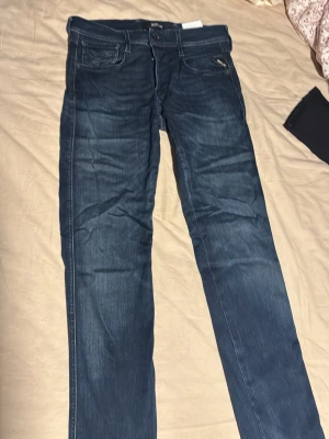 Mörkblå raka jeans från replay  - Snygga mörkblå jeans från replay med klassisk raka ben. Slim fit. Storlek 30/32. Använda 1 till 2 gånger 