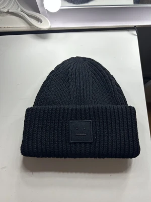 Acne mössa svart  - Säljer min svarta acne mössa som är i nytt och fint skick😊inga fläckar, inget nopper, One size storlek! 