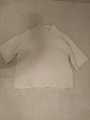 Beige tröja med hög krage - Minimalistisk beige tröja med boxy passform och hög krage. Använd fåtal gånger💕