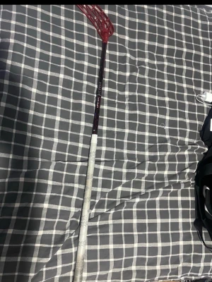 Innebandyklubba med rött blad - Unihoc