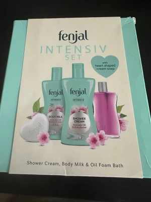 Fenjal Intensiv presentset - Lyxigt presentset från Fenjal med duschkräm, body milk, oljebad och en hjärtformad krämig tvål. Produkterna innehåller avokadoolja och sheasmör för extra återfuktning. Förpackningen är mintgrön och vit med rosa detaljer.