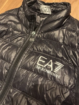 EA7 väst  - Säljer min Armani väst då den inte längre används  Den passar dessutom inte mig längre. Inga fel på den. Snabb affär. 