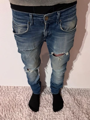 Zara Jeans - Skick: 8/10 | Färg: Blå | Modell: 175cm 58kg | Vad inkluderas: Enbart jeansen | Nypris: 699kr | 