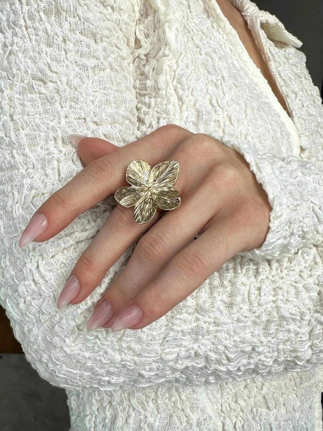 Silvrig blomring i metall - 1