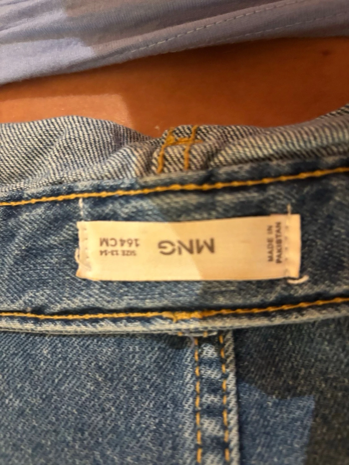 Blå jeanskjol med knappar framtill - 2