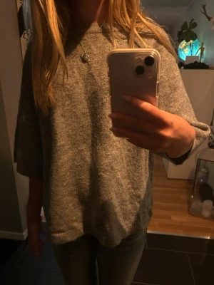 Grå kortärmad stickad tröja - En kortärmad stickad tröja från lager 157 i stl S💕 Väldigt fint skick och endast använd ett fåtal gånger. Om du har fler frågor är det bara att höra av sig😊