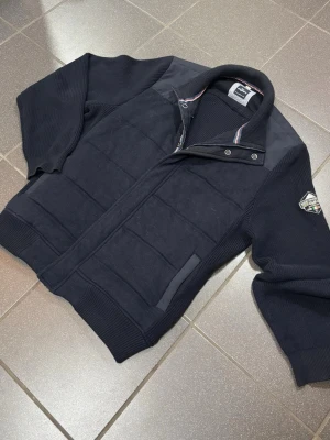 Unik Cardigan - Tja, säljer en unik cardigan från Engbergs. Storlek M. Skick 10/10, aldrig använd. Nypris 3000, mitt pris 529 men kan diskuteras vid intresse! Hör av dig vid frågor o funderingar!