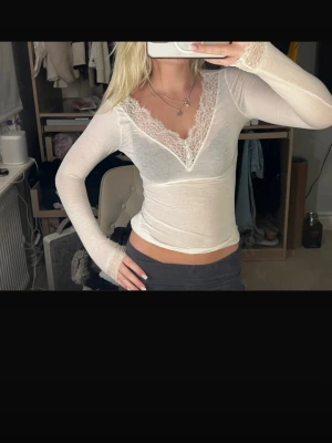 Intimissimitopp med spets🥰🥰 - Mycket bra skick, använd men bara två eller tre gånger! Jättefin och skön med väldigt mjukt material passar perfekt till tex middag och fest (: kan gå ner i pris vid en snabb affär och skriv om det är något! Passar xs- m skulle jag säga då den är strechig. Obs!!!! Inte min bild men säljer en likadan tröja kan skicka bild på den oxå vid efterfrågan