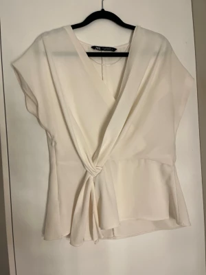 Krämvit omlottblus från Zara - Jätte snygg blus från Zara i strl M 💕Säljer då den tyvärr inte kommer till användning.