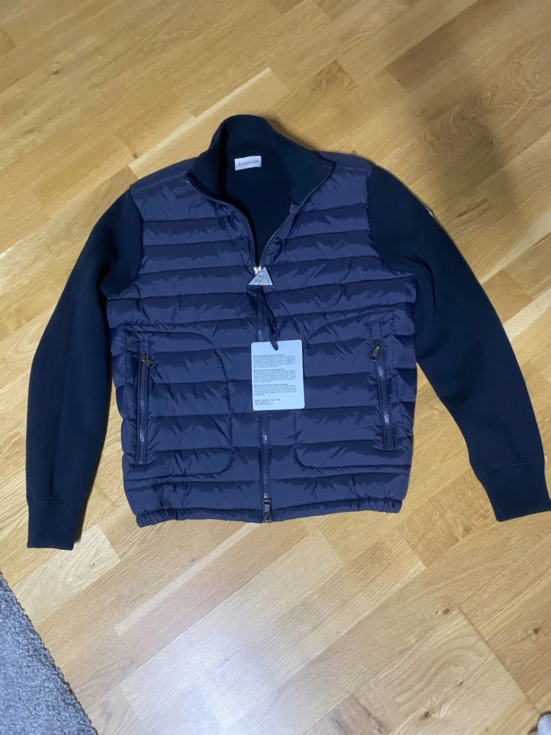 Mörkblå cardigan från Moncler