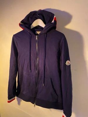 Moncler magila zip hoodie - Moncler magila zip hoodie i mycket bra skick passar M och S