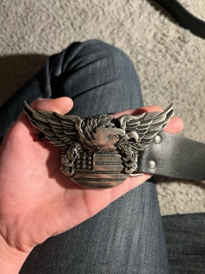 Coolt skärp - Coolt skärp i fint skick. 85 cm. I äkta läder.