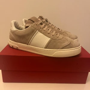 Tvärfeta valentino flycrews i färgen beige. - Sjukt snygga valentino flycrews i mocka och färg beige. Väldigt bra skick men saknas dock 1 nit. Annars väldigt bra skick då de har blivit tvättade av sneakerstvätten ( finns en tiktok video på deras kanal). Det ingår även box, dustbag och snören. På de nuvarande snörerna så är de lagade och det visas på tiktok videon men kan även skicka privat så det är bara att fråga!