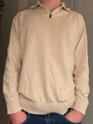 Stickad tröja  - En snygg enkel stickad tröja med dragkedja i bra skick 