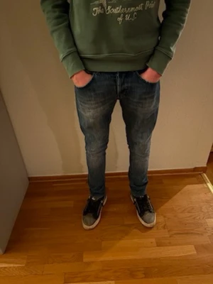 Dondup George jeans - Stilrena Dondup-jeans i modellen George, storlek W30. Klassisk blå tvätt och smal passform som sitter riktigt snyggt.  ⚜️ Märke: Dondup ⚜️ Modell: George ⚜️ Storlek: W30 ⚜️ Färg: Blå ⚜️ Skick: Jättebra skick, inga defekter ⚜️ Passform: Slim fit ⚜️ Modellen på bilden är 177 cm och väger 57 kg  Mått kolla sista bilden (platt mätta): ⚜️ A: 39 cm (midja) ⚜️ B: 73 cm (innerbenslängd) ⚜️ C: 18,5 cm (lår) ⚜️ D: 14 cm (benslut)  Redo att skickas direkt 📦 