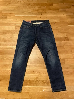 Acne jeans - Ett par schyssta acne jeans i storlek 31-32 passar perfekt för dig som ba va ha ett par schyssta jeans i vardagen tveka inte på att höra av er! Obs priset är inte hugget i sten
