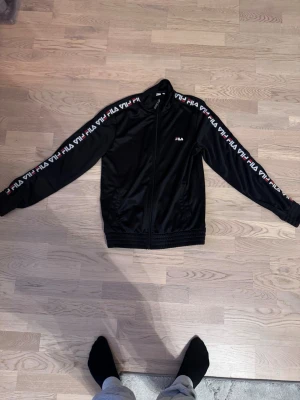 Fil tröja med dragkedja  - Svart Fila tröja med dragkedja. Tröjan är i storlek S , passformen är normal/ lite slim. Tröjan är endast testad. Och legat i garderoben.
