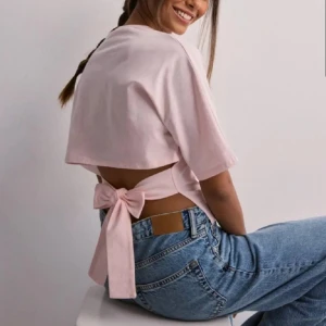 Nelly topp - Jättefin rosa t-shirt med öppen rygg. Helt slutsåld💕 