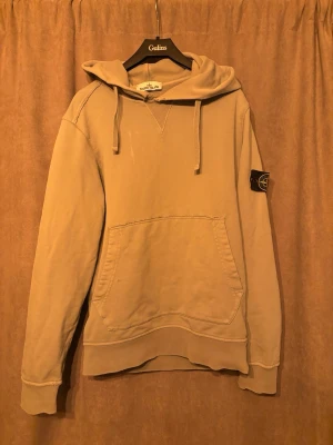 Stone Island Hoodie - Säljer denna sköna Stone Island hoodie i acceptabelt skick, en liten fläck på tröjan och ett lite större hål upp vid halsen samt magen. Priset är ej hugget i sten, hör av dig vid frågor eller funderingar! Allt gott