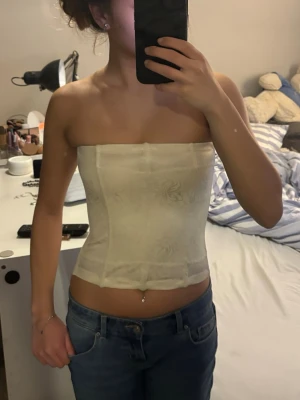 Kortsett - Korsett från maidenform! Köpt här på plick. Mycket använd så har lite defekter som ni kan se på bild 3 (fläck)